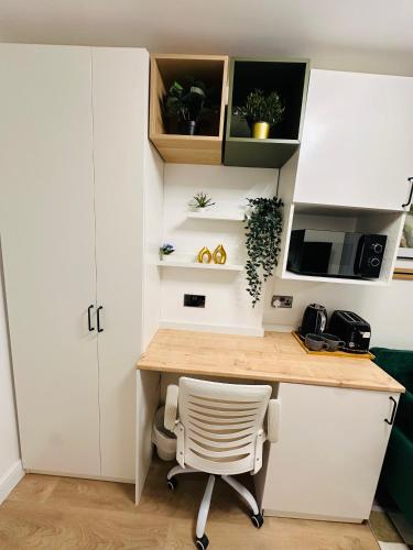 R5 - Luxurious Private Room with Kitchenette near QE Hospital Harborne, Бирмингем (фото 5)