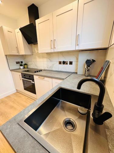 R5 - Luxurious Private Room with Kitchenette near QE Hospital Harborne, Бирмингем (фото 7)