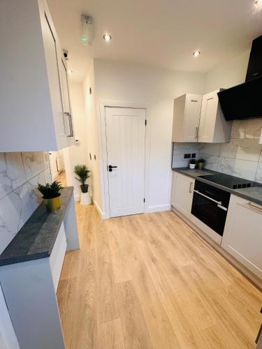 R5 - Luxurious Private Room with Kitchenette near QE Hospital Harborne, Бирмингем (фото 9)