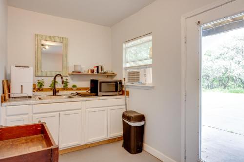 San Marcos Apartment on 10 Acres about 6 Mi to TSU! in San Marcos, USA