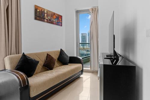 Cozy Marina View Apartment with Modern Gym & Pool, Steps to Beach & Metro, Дубай (фото 8)