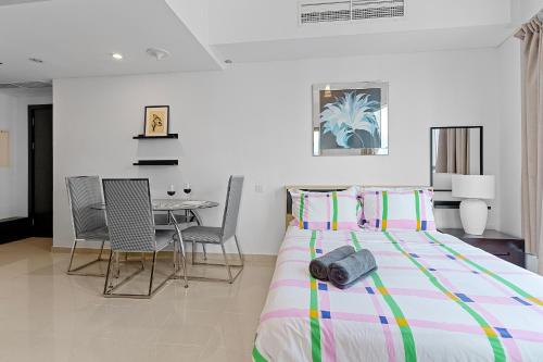 Cozy Marina View Apartment with Modern Gym & Pool, Steps to Beach & Metro 4