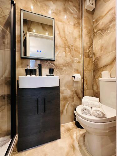 R3 - Stylish En-Suite Private Room with Kitchenette near QE Hospital, Birmingham (photo 6)