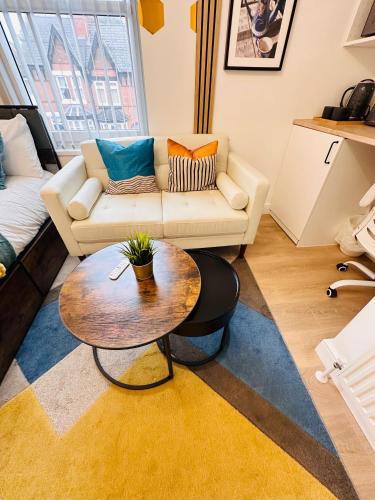 R3 - Stylish En-Suite Private Room with Kitchenette near QE Hospital, Birmingham (photo 7)