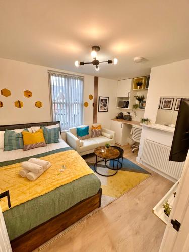 R3 - Stylish En-Suite Private Room with Kitchenette near QE Hospital, Birmingham (photo 9)