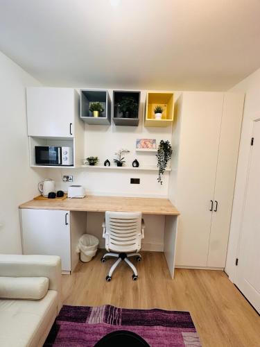 R2 - Modern Self-Contained En-Suite Private Room near QE Hospital Harborne R2 - Modern Self-Contained En-Suite Private Room near QE Hospital Harborne