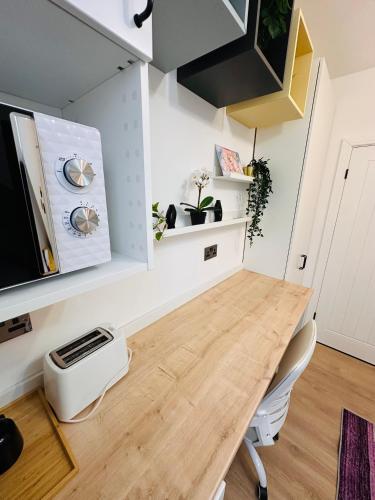 R2 - Modern Self-Contained En-Suite Private Room near QE Hospital Harborne R2 - Modern Self-Contained En-Suite Private Room near QE Hospital Harborne