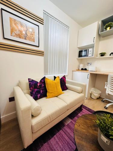 R2 - Modern Self-Contained En-Suite Private Room near QE Hospital Harborne R2 - Modern Self-Contained En-Suite Private Room near QE Hospital Harborne