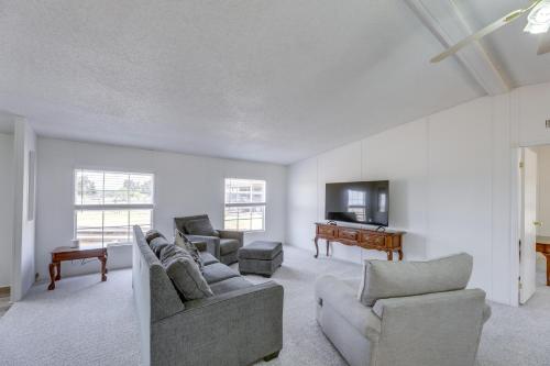 Tranquil Elgin Getaway with Private Deck and Patio! in Elgin, USA