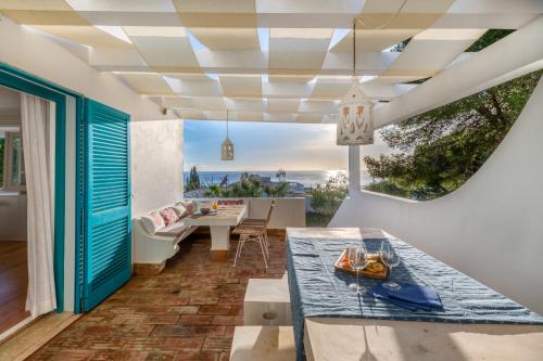 Recently renovated 4 bdr Villa with ocean views – khách sạn tại Prainha