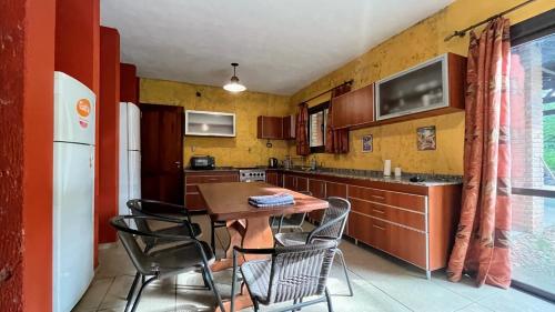 virtuve, Casa completa con piscina y quincho en Ascochinga, 4 habitaciones, zona golf in Ascochinga