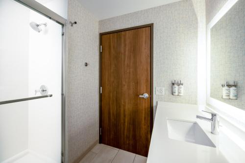 Holiday Inn Express and Suites Gilbert Mesa Gateway Airport - image 10