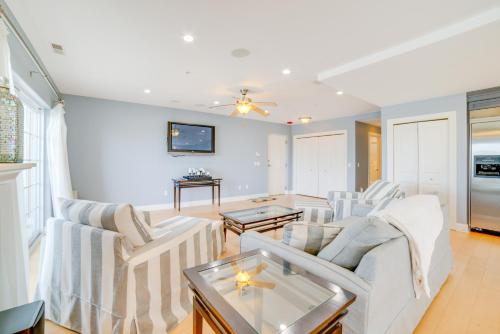 Charming New Buffalo Condo Walk to Lake Michigan! in New Buffalo, USA