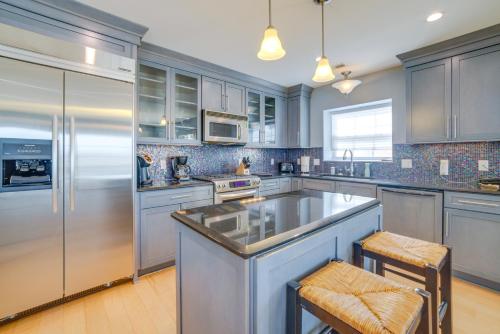 Charming New Buffalo Condo Walk to Lake Michigan! in New Buffalo, USA