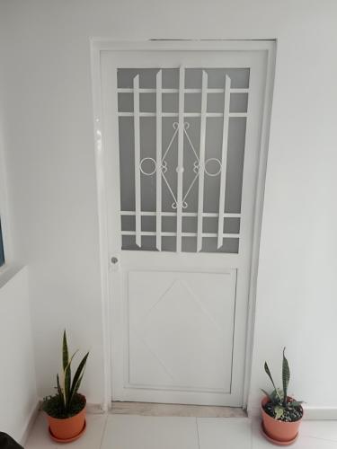 C Apartaestudio central amoblado con cocina y baño