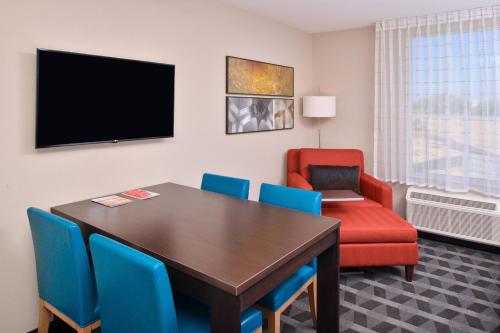 One-Bedroom Queen Suite with Sofa Bed - Hearing Accessible