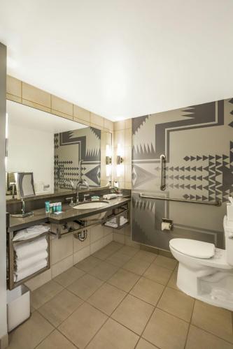 Wonderful, Guest room, 1 King, Low floor image 5
