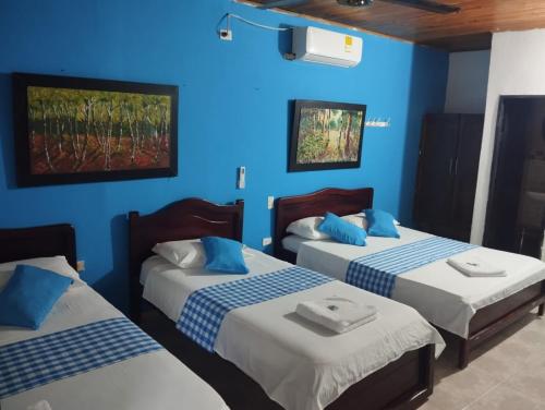 2 queen beds, 1 twin bed
