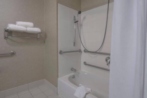 SpringHill Suites by Marriott Devens Common Center - 화장실