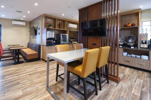 TownePlace Suites Tucson - image 10