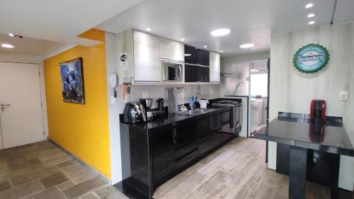 Cobertura Luxuosa, pe na areia - Exclusividade na Praia do Tombo, Guaruja, a Mais Premiada com Bande near Churrascaria Yedo