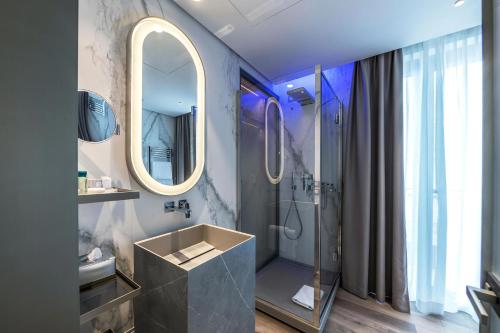 Deluxe, Guest room, 1 Queen, City view, Balcony image 10