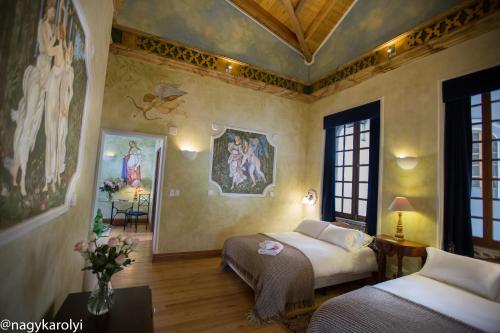 2 queen beds, 1 twin bed