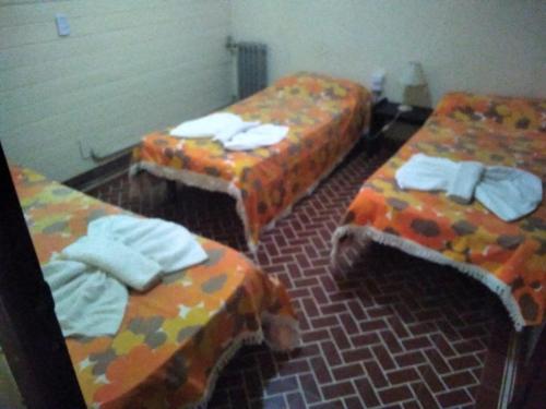 1 queen bed, 3 twin beds