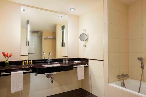 Berlin Marriott Hotel - image 5