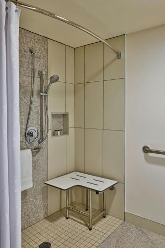 Guest Room, 1 King image 4