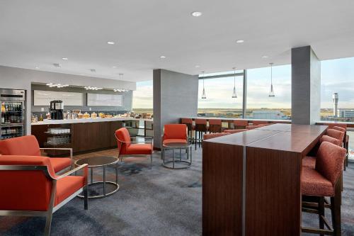King or Queen Room with Airport View - Concierge Level image 4