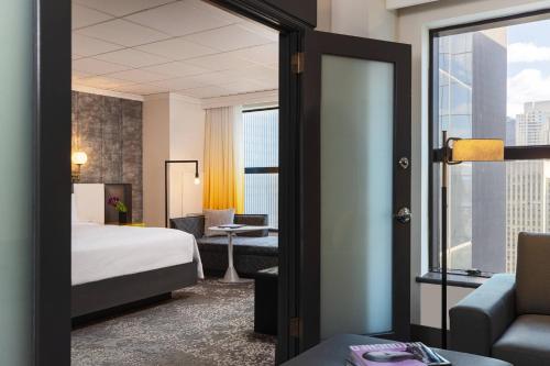 Executive One-Bedroom King Suite - High Floor image 6
