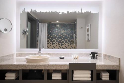 Executive One-Bedroom King Suite - High Floor image 3