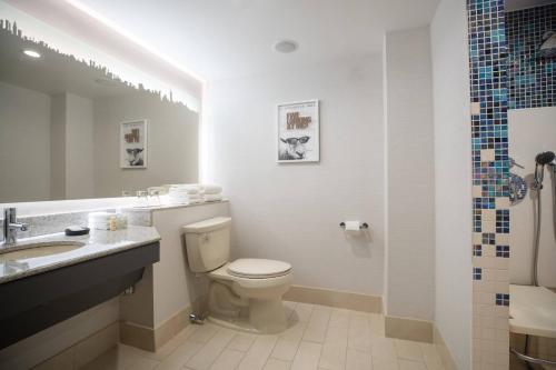King Room image 6