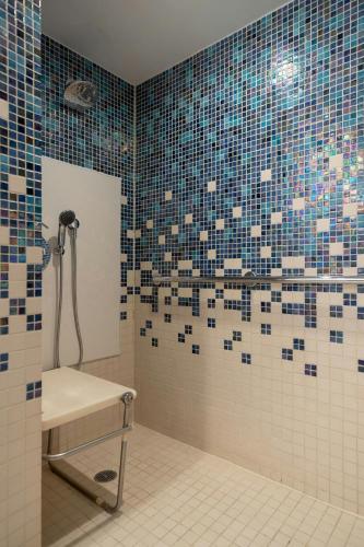 King Room image 7