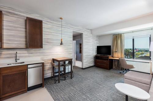 1 Bedroom Suite, 1 King, Sofa bed, City view