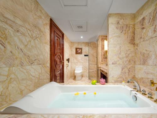 room detail thumbnail 2