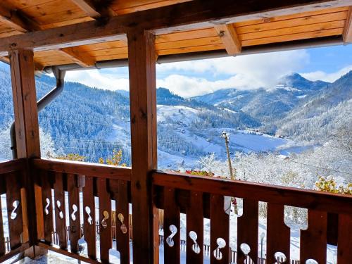 balkon/terras, Drvene kuće ŠUŠKA - Wooden Houses SUSKA (Drvene kuce SUSKA - Wooden Houses SUSKA) in Donje Karaklije