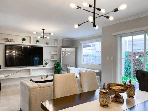 3 Bedrooms, Private Pool, Parking, Security