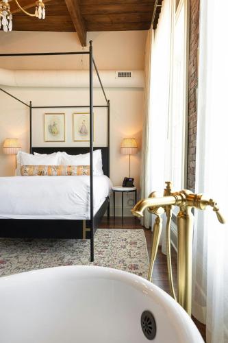 629845824 Hotel Cleo, Knoxville Downtown, a Tribute Portfolio Hotel