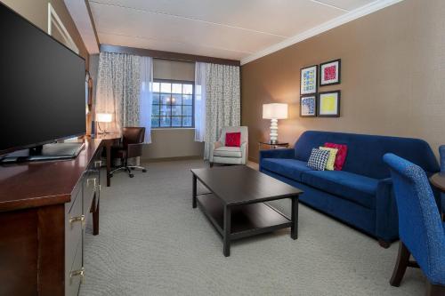 1 king bed, 1 sofa bed