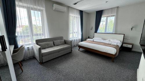 1 king bed, 1 sofa bed