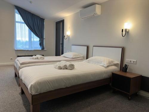 2 twin beds