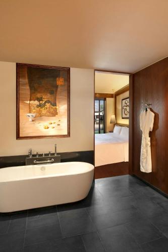 Lhasa Suite, 1 Bedroom Suite, 1 King image 1