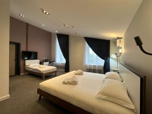 1 king bed, 2 twin beds