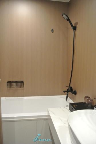 Grace Hotel - image 5