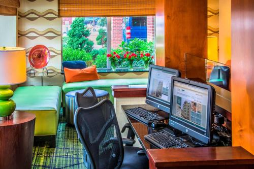 Fairfield Inn & Suites by Marriott Washington DC/New York Avenue - image 8
