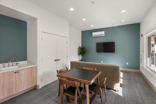 Upper Woodbridge 29C condo - image 14