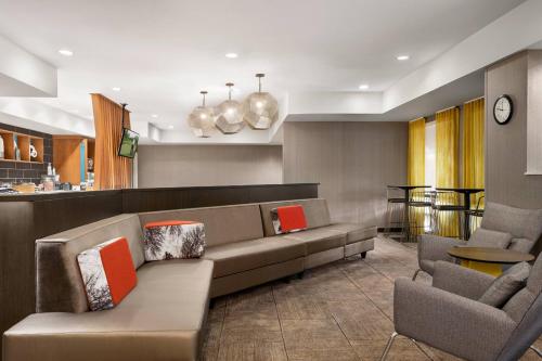 SpringHill Suites Phoenix Chandler/Fashion Center - image 3