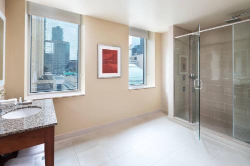 Suite, 1 King, City view, Corner room image 4